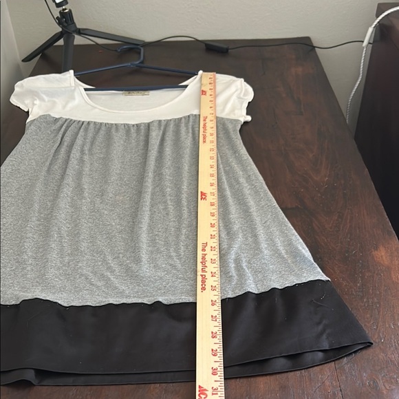One Clothing Cream and Gray Fitted Tunic Cap Sleeve Top - Picture 6 of 8
